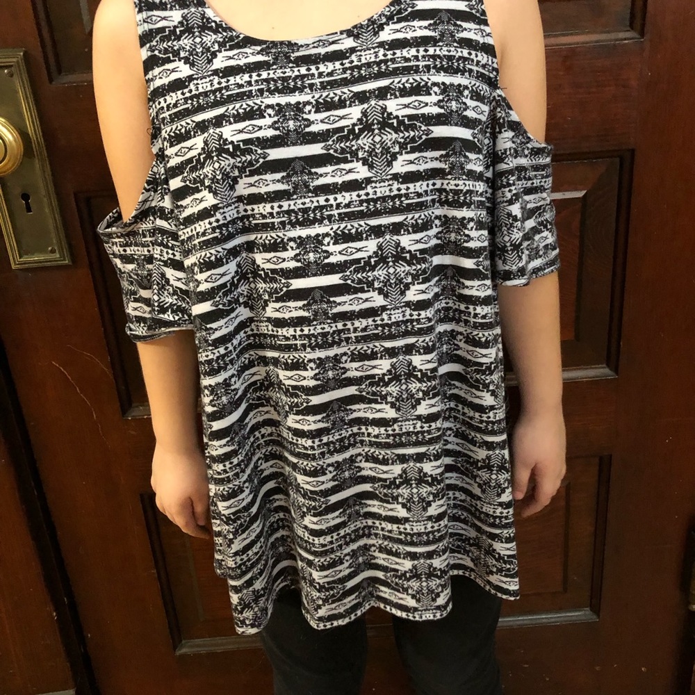 Rue 21 shirt with cut out shoulders